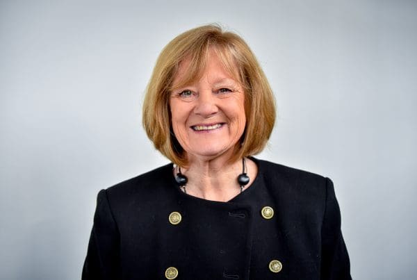 Cyfarwyddwr Comisiwn Bevan, Helen Howson, yn gwisgo siaced ddu
